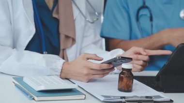 Hastanede elinde ilaç şişesi olan doktorlara yakın durun.