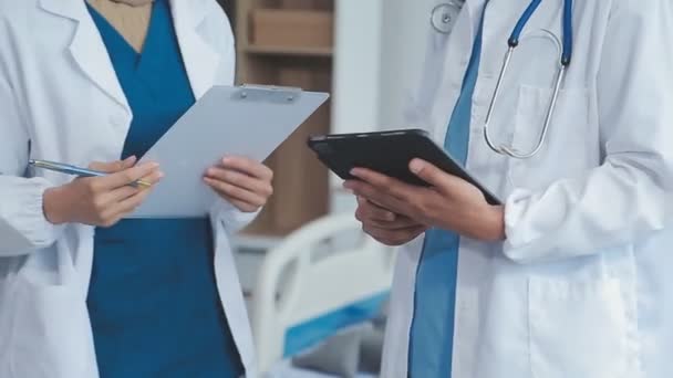 Hastanedeki Hastanın Elini Sıkan Doktor — Stok video