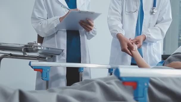Doktor Steteskopla Hastayı Kontrol Ediyor — Stok video