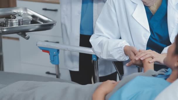 クリニックで患者の手を助ける医師 — ストック動画