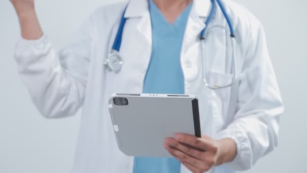 Γιατρός Που Χρησιμοποιεί Τον Υπολογιστή Tablet Για Συνομιλία Μέσω Βίντεο — Αρχείο Βίντεο