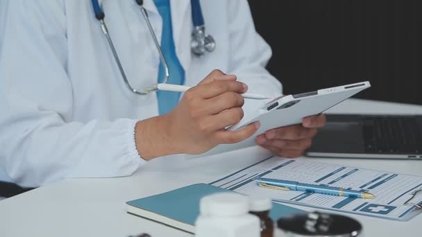 Doctor Sosteniendo Tableta Ordenador Clínica — Vídeos de Stock
