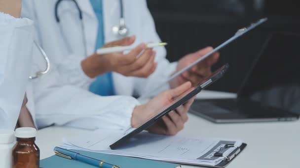 Läkare Som Använder Digital Tablett Sjukhus Medicinsk Teknik Bakgrund — Stockvideo