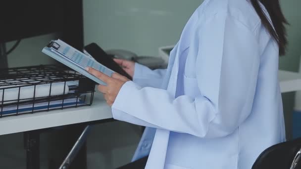 Młody Azjatycki Lekarz Trzymający Tabletkę Tabletką Rękach Koncepcja Medyczna — Wideo stockowe