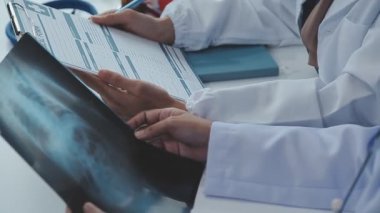 Kapat. Doktor hastanın röntgenini gösteriyor.