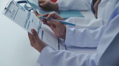 Doktor hastanedeki panoya notlar yazıyor.