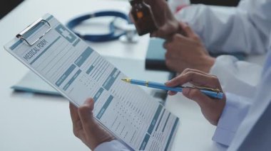Doktorun panoya yazmasını kapat