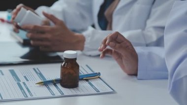 Doktor klinikteki hastaya reçete yazıyor.