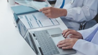 Klinikteki hasta için tablet bilgisayar kullanan doktoru kapat.