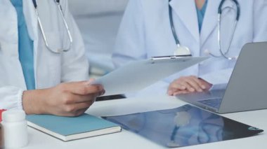 Hastanedeki hastayla birlikte elinde bir tablet tutan doktor..