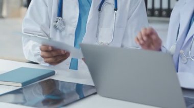 Klinikte tablet bilgisayarda çalışan kadın doktor.