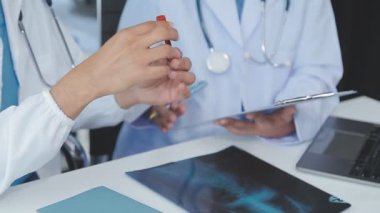 Doktor bir doktorun elinde steteskop tutuyor..