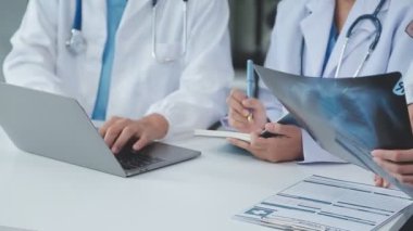 Kadın doktor hastanede çalışıyor. dijital tablet ve tabletli doktor.