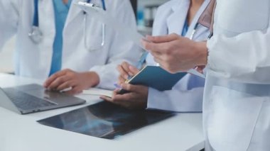 Ofiste çalışan bir grup genç doktor.