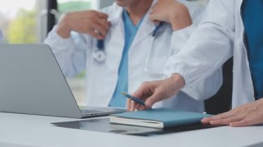 Bilgisayarda çalışan bir doktor.