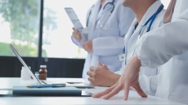 Doktor ve tıbbi ekip bir şeyi tartışıyor ve tartışıyor.