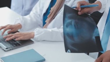 Hastanede bir grup doktor var..