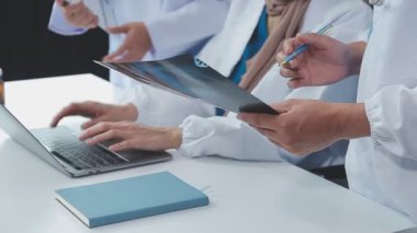 Hastanede çalışan doktor.