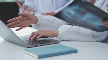 Bilgisayarlı bir doktor ve hastanede bir doktor.