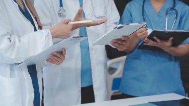 Hastanede tabletli bir doktor, tıbbi ekip..