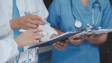Yakın plan - doktorun elleri tartışıyor ve bir şey gösteriyor