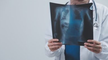 Steteskoplu genç doktor.