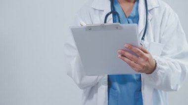 Doktor beyaz arka planda tablet bilgisayar kullanıyor. Sağlık personeli ve sağlık personeli kavramı