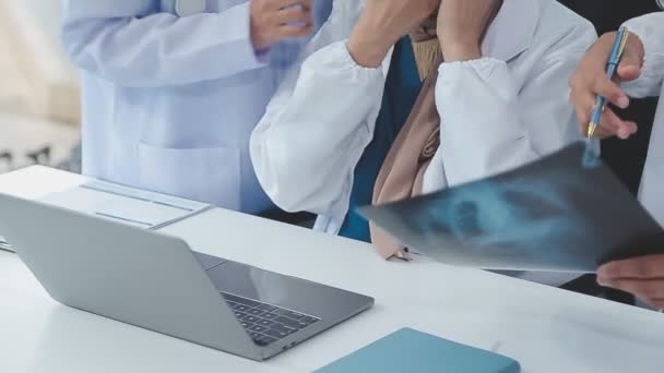 Närbild Läkare Som Håller Tablett Och Visar Tummen Upp Till — Stockvideo