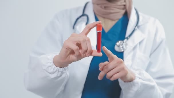 Доктор Держит Красную Таблетку Стетоскопом Руке — стоковое видео