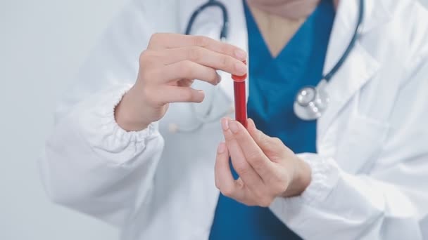 Läkare Med Blodprov — Stockvideo