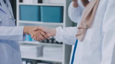 Doktor klinikte hasta ile el sallayarak