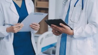 Doktorlar ve sağlık personeli hastalar hakkında konuşuyor.