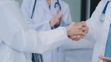 Beyaz bir geçmişi olan doktorlar ve hemşireler. Eller tıp bürosuna..