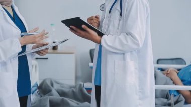 Doktor ve hasta hastanede bir şey tartışıyorlar.