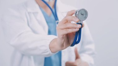 Yakın çekim - doktor eli steteskop tutuyor