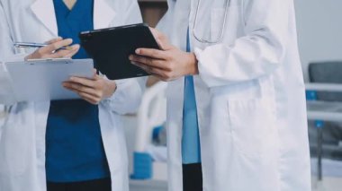 Doktor tıbbi personeli olan tablet bilgisayar kullanıyor.