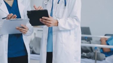 Doktorlar hastane odasındaki bilgisayarda çalışıyorlar.