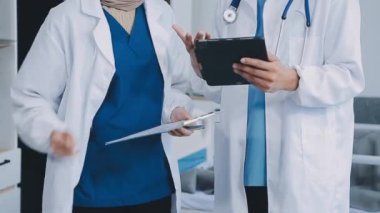 Hastanede tablet bilgisayarı olan bir doktor.