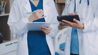 Doktor hastanede tablet bilgisayarla çalışıyor..