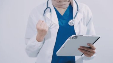 Dijital tablet, beyaz arka plan üzerinde izole tutan doktor.
