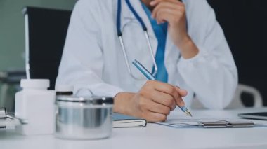 Doktor ofiste dijital tabletle çalışıyor..