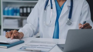 Hastanede çalışan üniformalı kadın doktor.