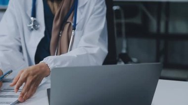 Masa başında çalışan doktor