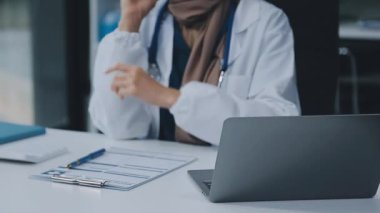 Tablet bilgisayar ile kadın doktor
