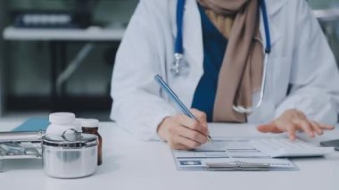 Ofiste hasta, sağlık ve tıbbi konsept ile birlikte çalışan doktor