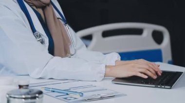Hastanede çalışan doktor