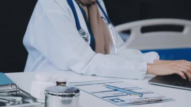 Ofiste çalışan bir doktor. Doktor bilgisayar üzerinde çalışıyor.
