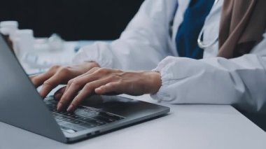 Hastane kliniğinde bilgisayar kullanan doktorları kapatın.