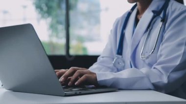 Ofisteki Bilgisayarda Çalışan Doktor