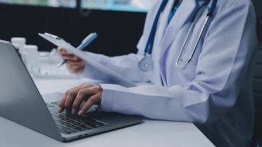 yakın plan - bilgisayar klavyesinde doktorun el yazısıyla yazma